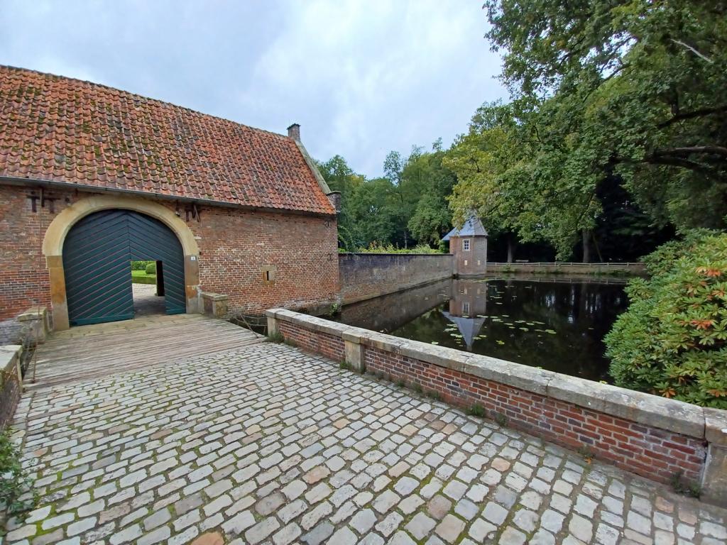 Über eine Brücke gelangen wir zum Tor zu Haus Welbergen