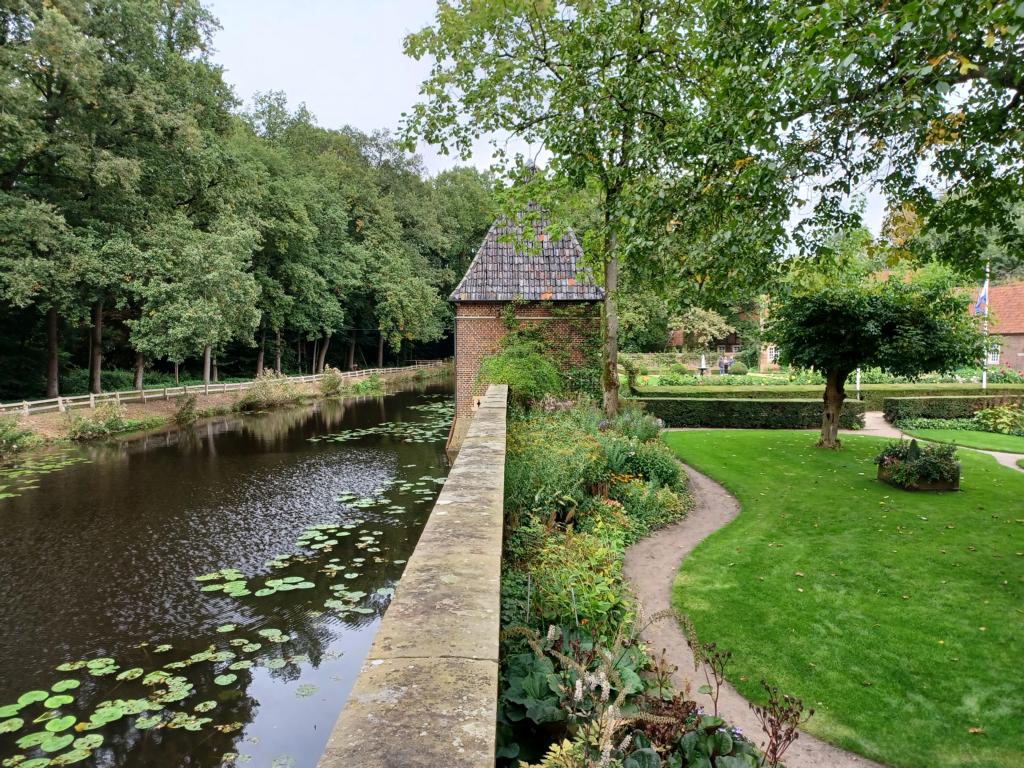 Blick auf Burggraben und Garten