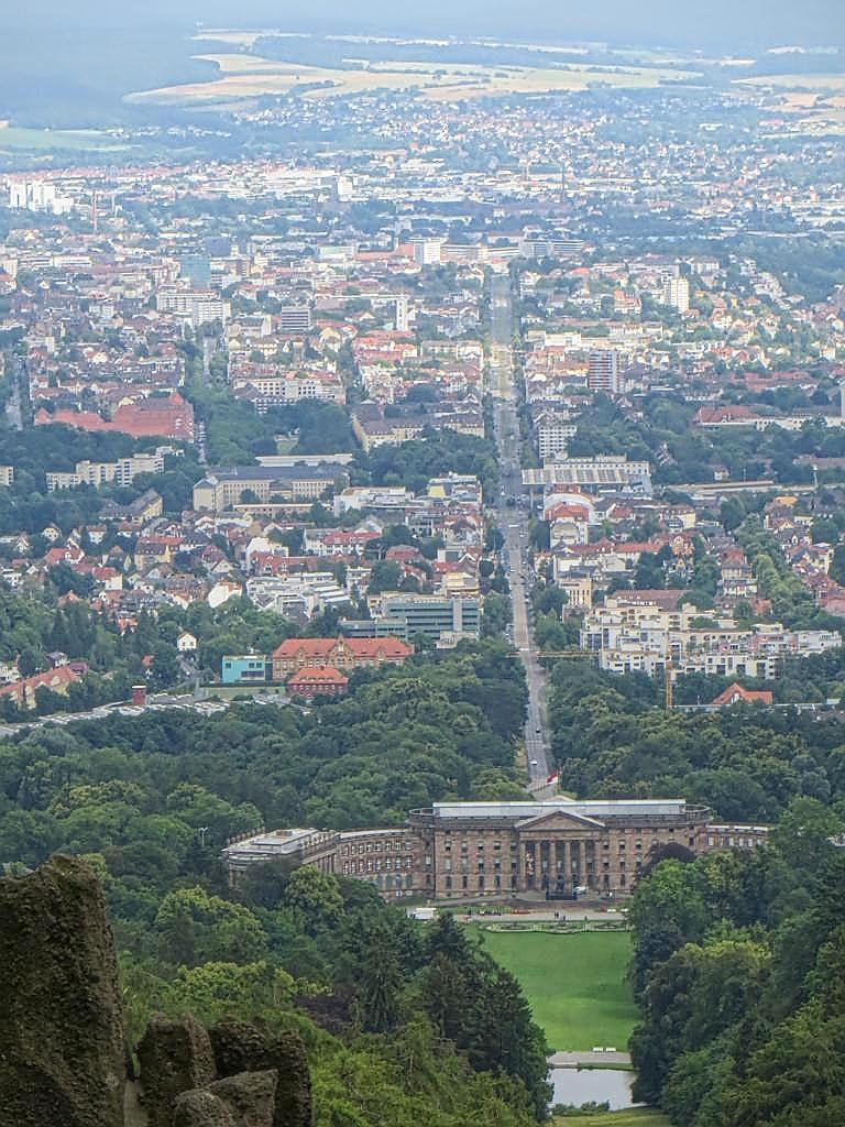 Blick von Herkules auf Schloss und Stadt title=