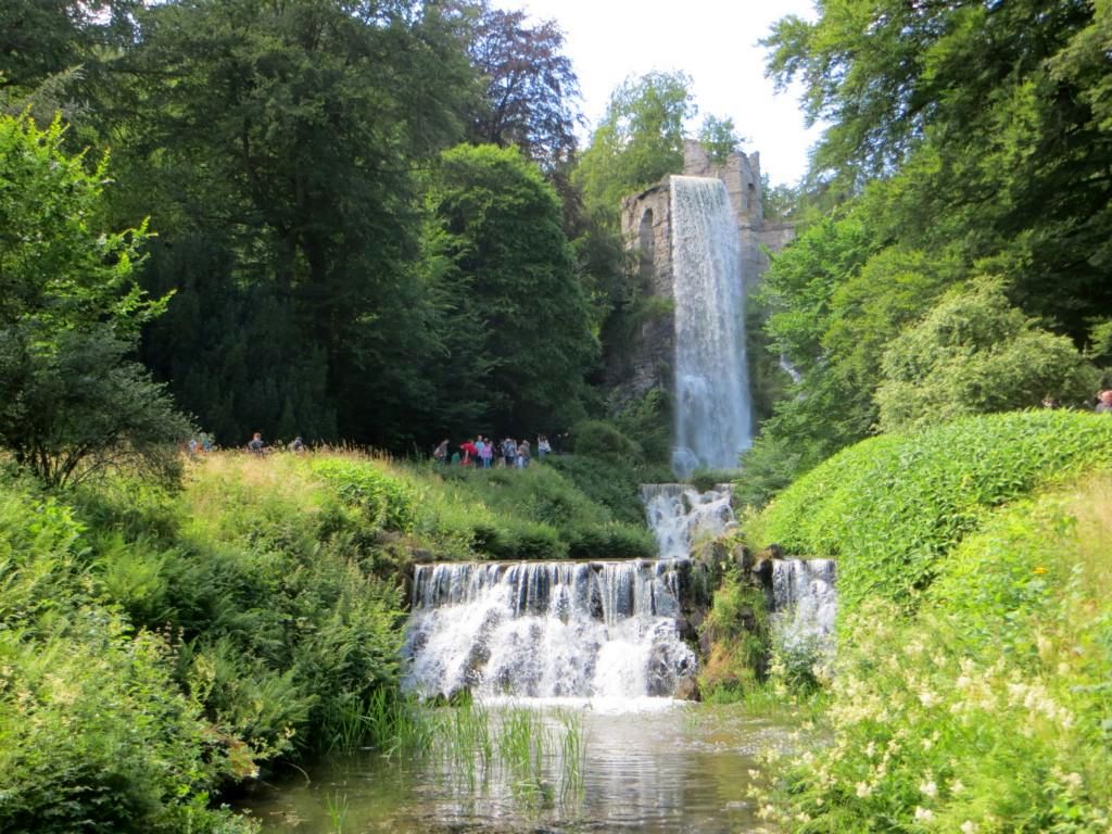 Auch am Aquädukt stürzt das Wasser hinab title=