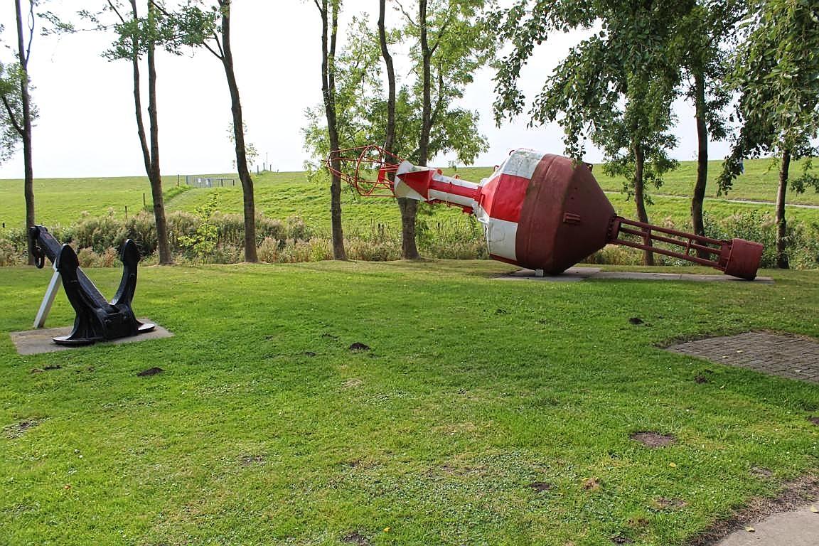 Seezeichengarten neben dem Leuchtturm Campen