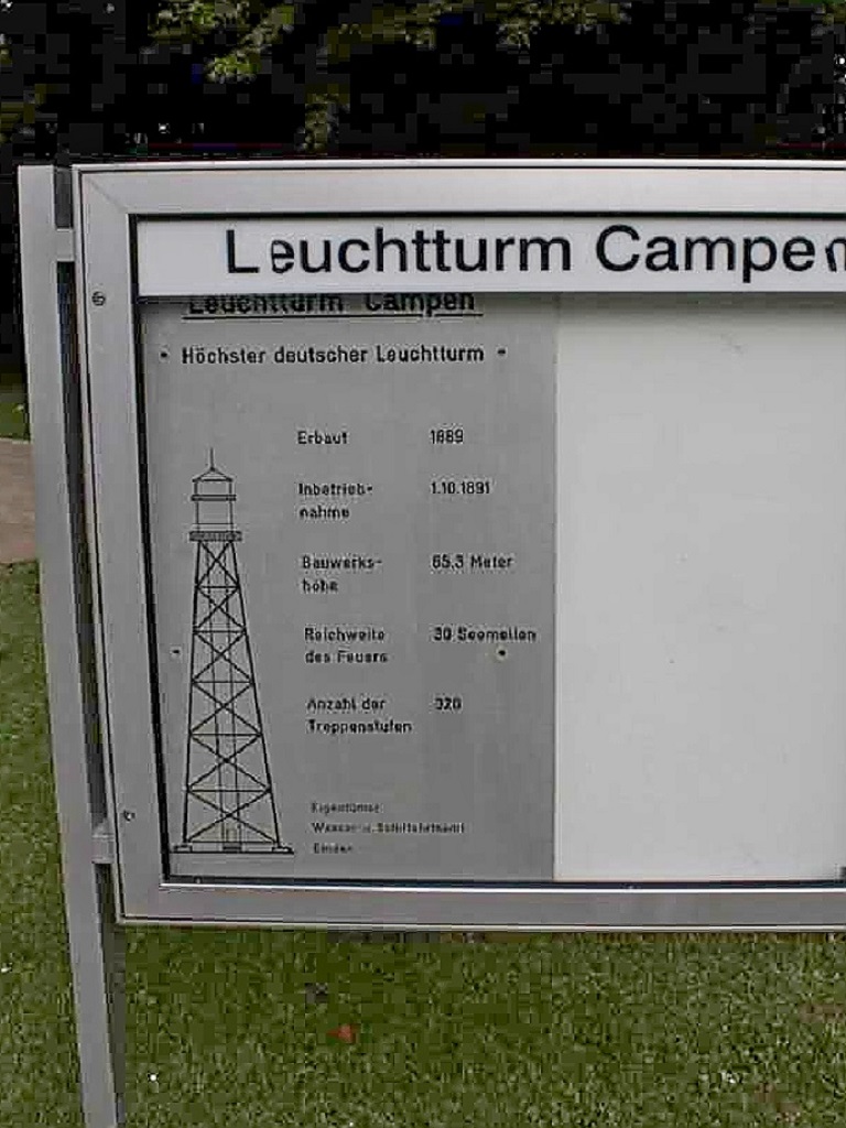 Infotafel vor dem Leuchtturm Campen
