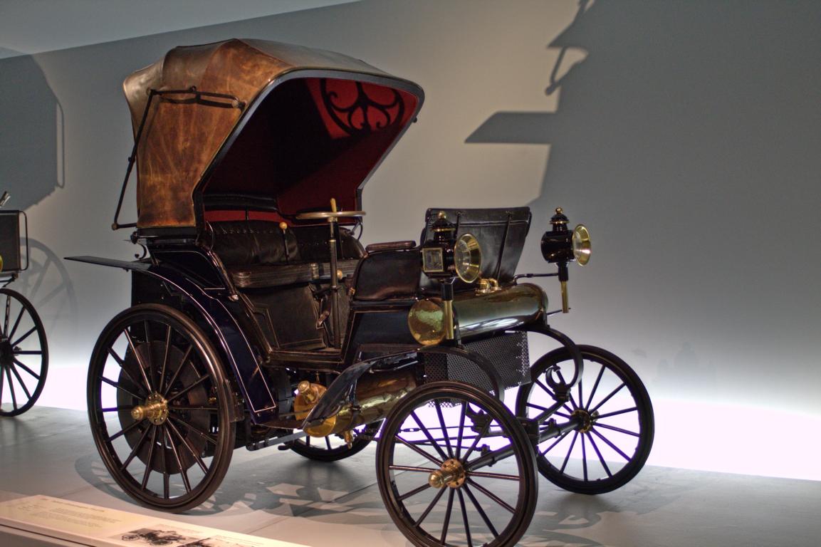 Exponate aus den Jahren 1886 bis 1900 im Mercedes-Benz Museum