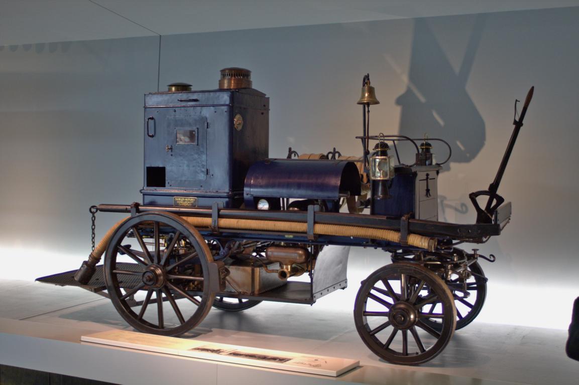 Exponate aus den Jahren 1886 bis 1900 im Mercedes-Benz Museum