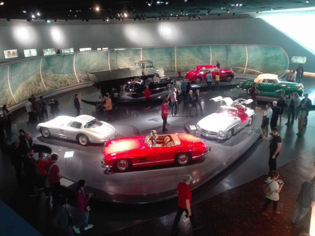 Exponate aus den Wirtschaftswunderjahren im Mercedes-Benz Museum Exponate aus den Wirtschaftswunderjahren im Mercedes-Benz Museum