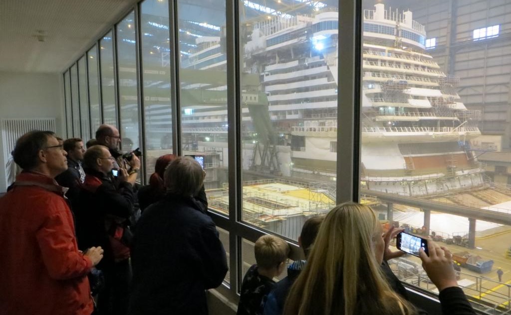 Große Produktionshalle in der Meyerwerft Große Produktionshalle in der Meyerwerft