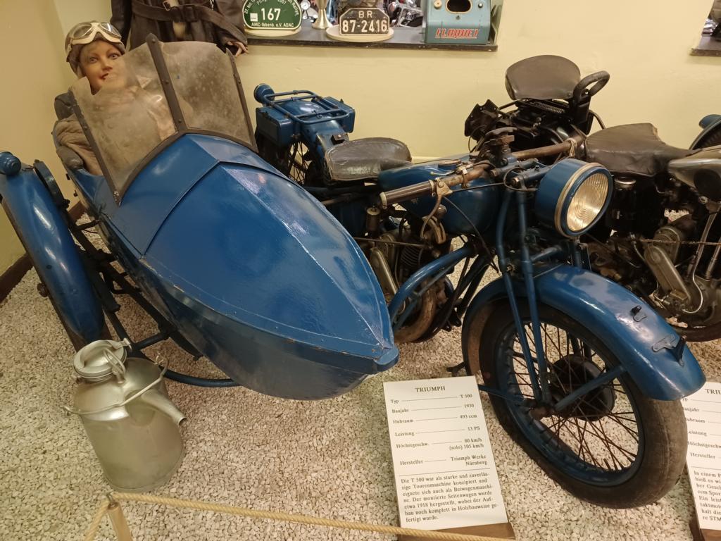 Triumph T500 von 1930 mit Beiwagen aus Holz Triumph T500 von 1930 mit Beiwagen aus Holz