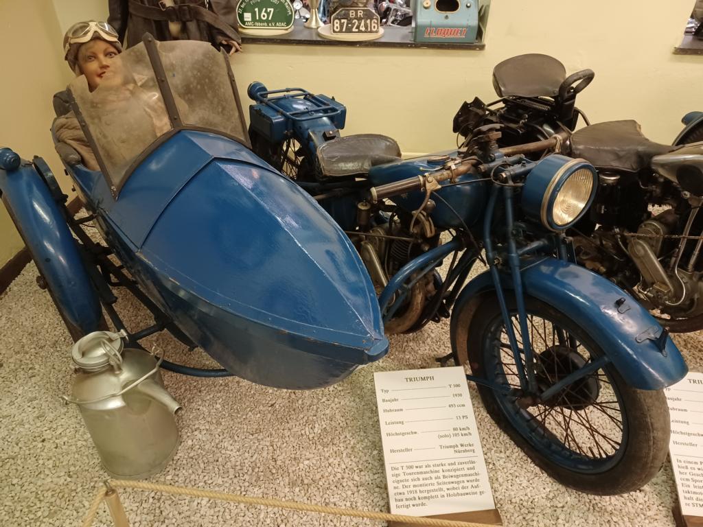 Triumph T500 von 1930 mit Beiwagen aus Holz