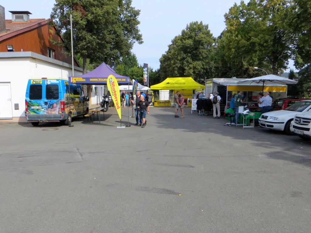 Vor dem Eingang zum Hotel haben Firmen ihre Pavillons aufgebaut