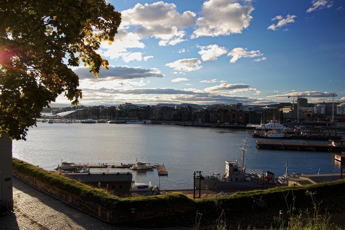 Blick vom Akershus Slott auf die Rathausbucht