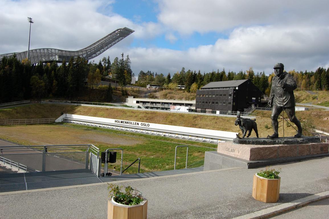 Statue von König Olav V. vor dem Holmenkollen