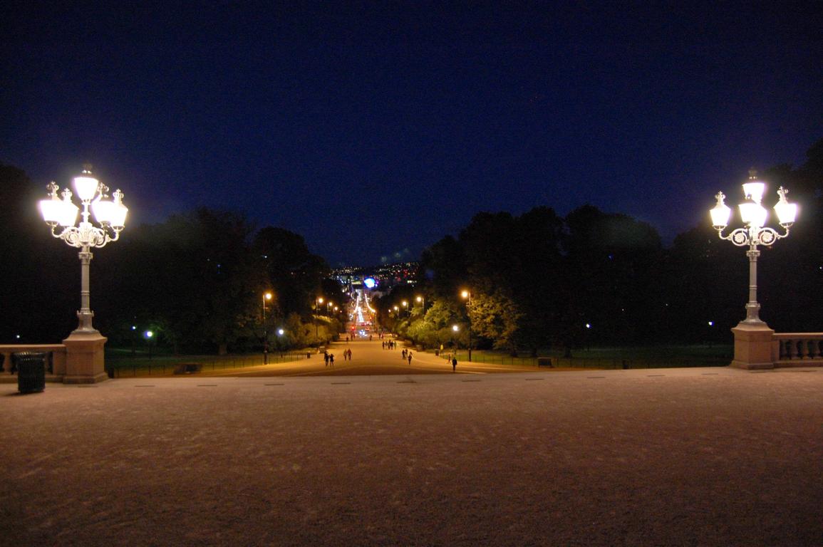 Blick vom Schlossvorplatz auf die Karl Johans Gata