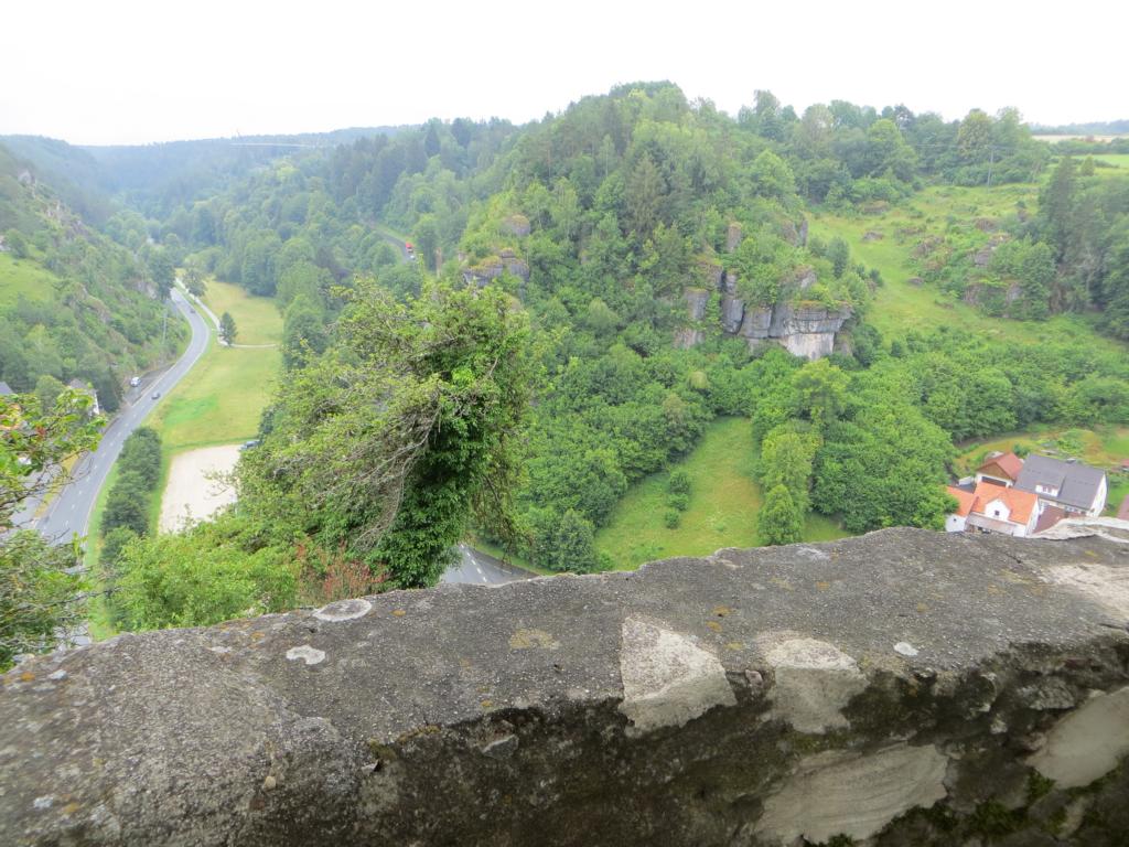Aussicht von der Burg hinab in das Tal