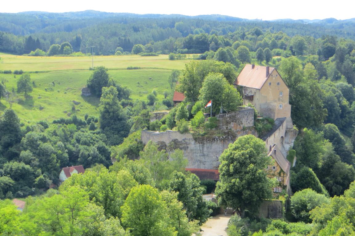 Ausblick vom Aussichtspunkt oberhalb der Burg auf Schloss Pottenstein