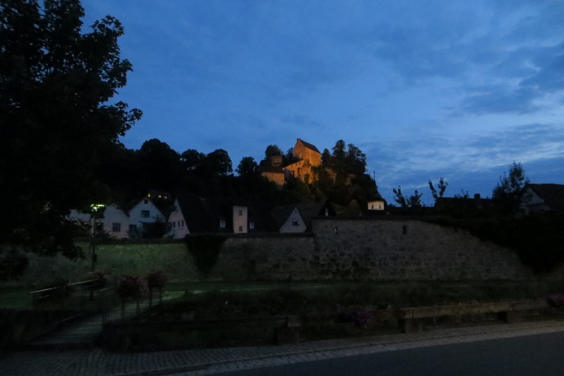 Abendlicher Blick von Pottenstein hinauf auf die Burg