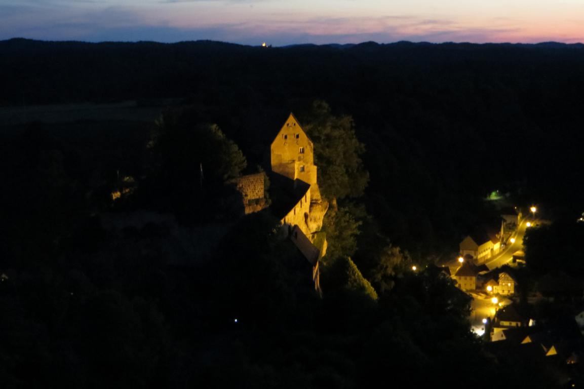 Abendlicher Blick vom Aussichtspunkt oberhalb der Burg