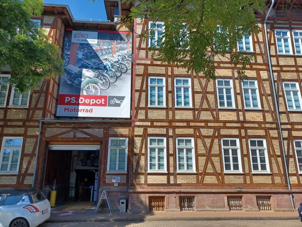 Eingang zum PS.Speicher Einbeck, Depot Motorrad Eingang zum PS.Speicher Einbeck, Depot Motorrad