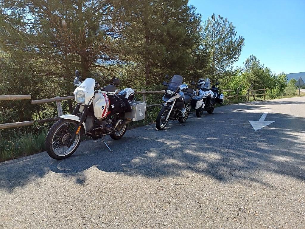 Die Motorräder stehen im Schatten