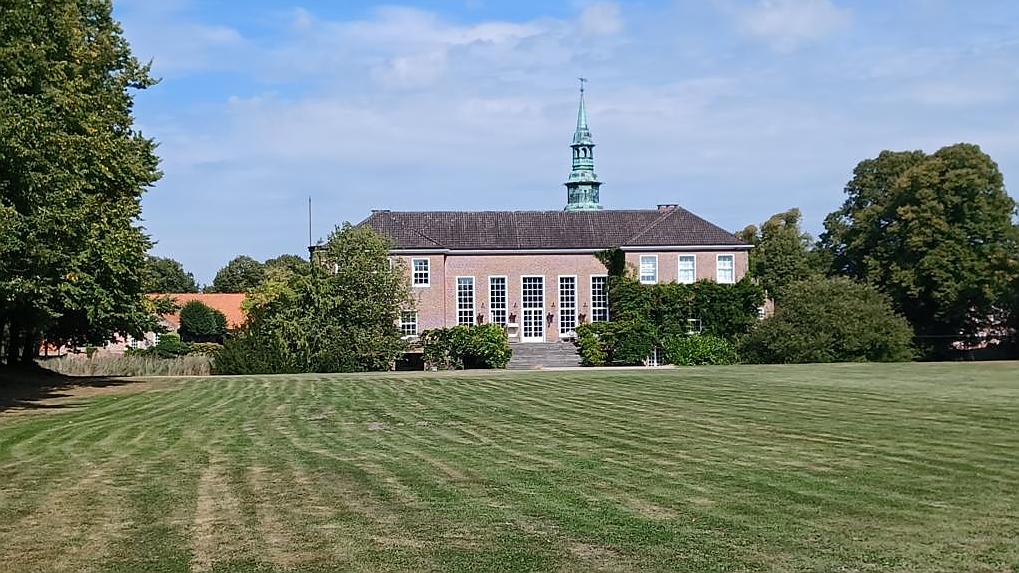 Blick vom Park auf das Schloss