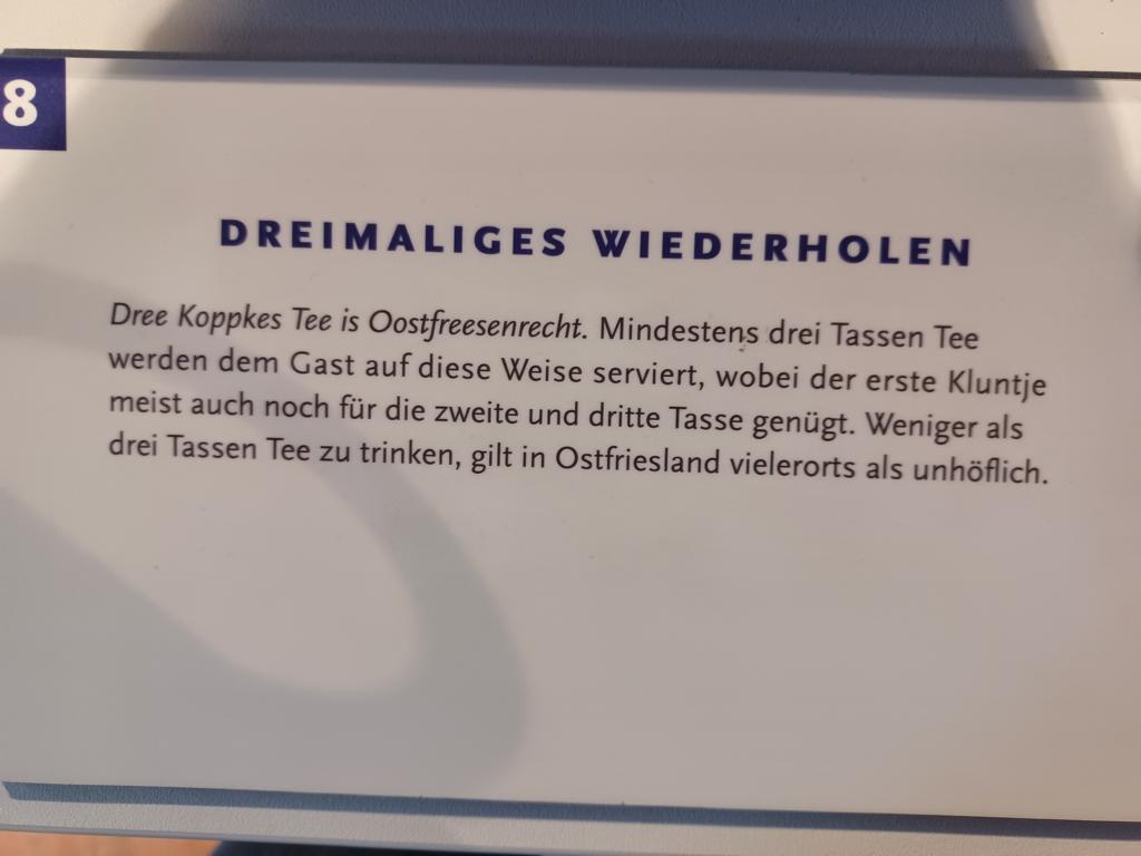 Schild 'Dree Koppkes Tee is Oostfreesenrecht'