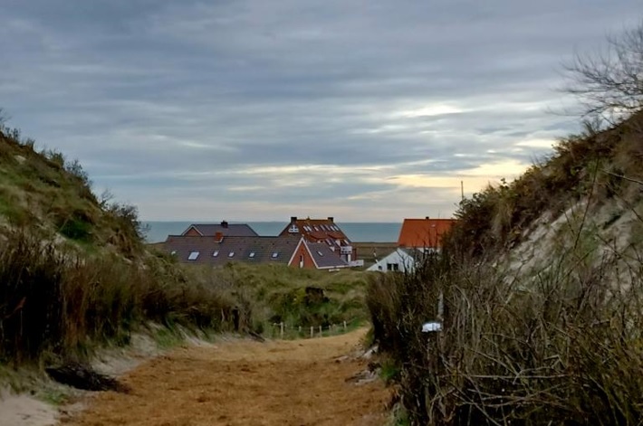 Durch die Dünen zu Dorf Durch die Dünen zu Dorf