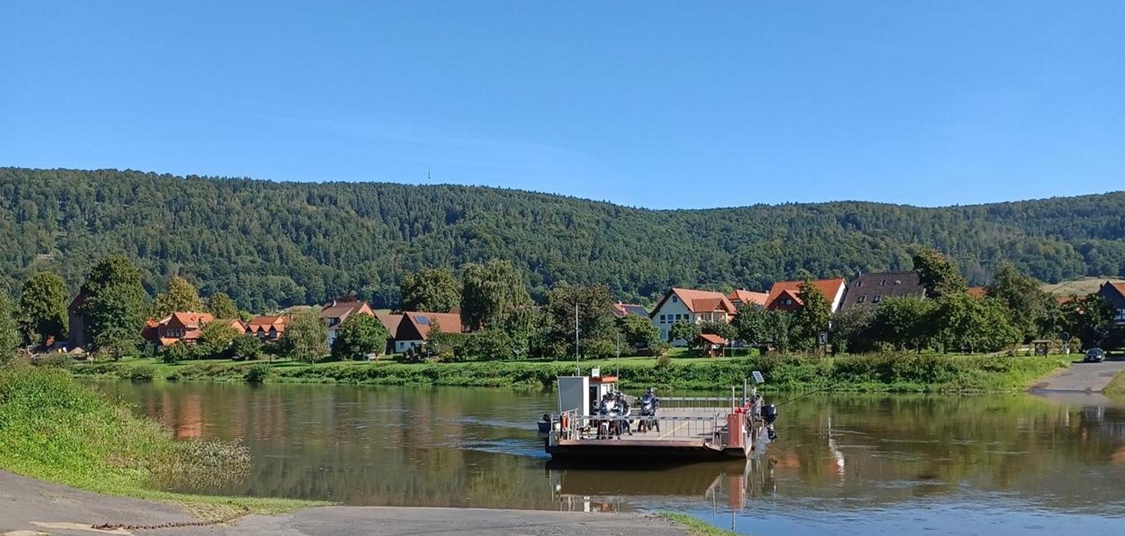 Mit der kleinen Weserfähre von Reinhardshagen nach Hemeln Mit der kleinen Weserfähre von Reinhardshagen nach Hemeln