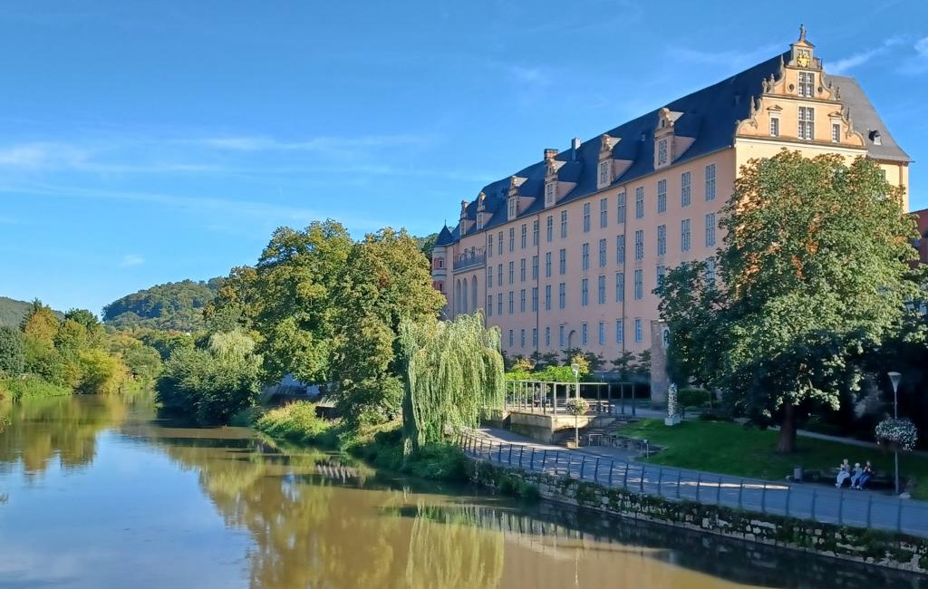 Hann. Münden, Blick von der alten Werrabrücke auf die Werra und das Welfenschloss