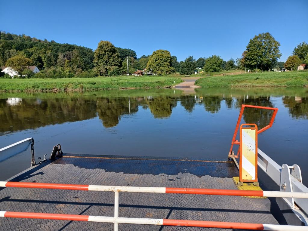 Mit der Gierseilfähre über die Weser