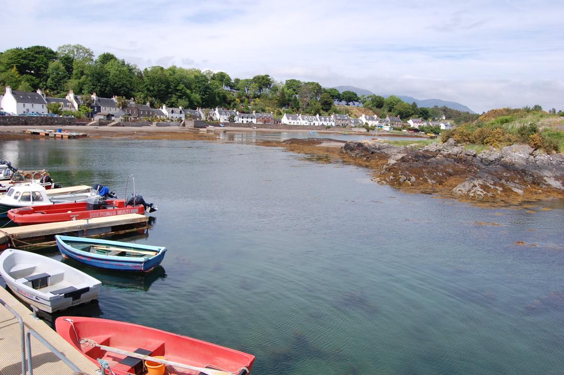 Blick vom Bootsanleger auf Plockton