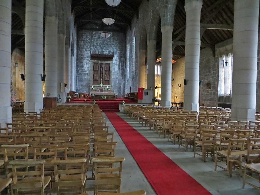 Hier stehen Kirchenstühle statt -bänke