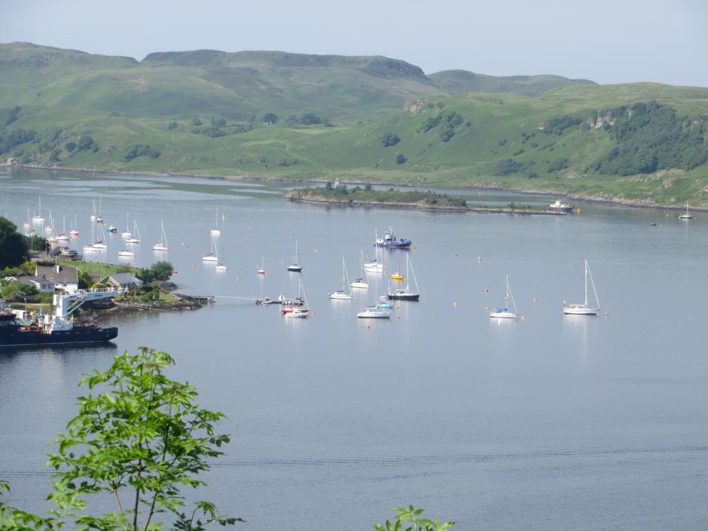 Blick vom McCaig's Tower auf Oban