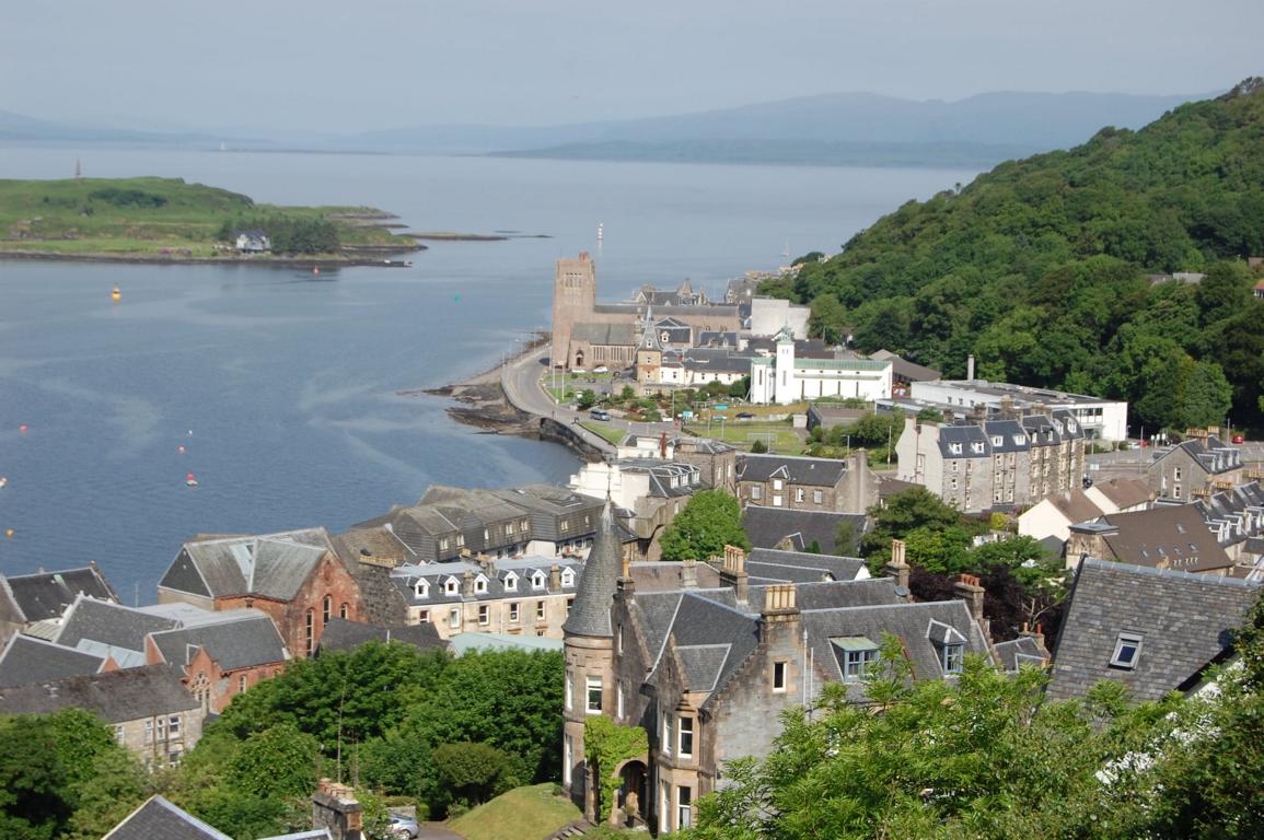 Blick vom McCaig's Tower auf Oban