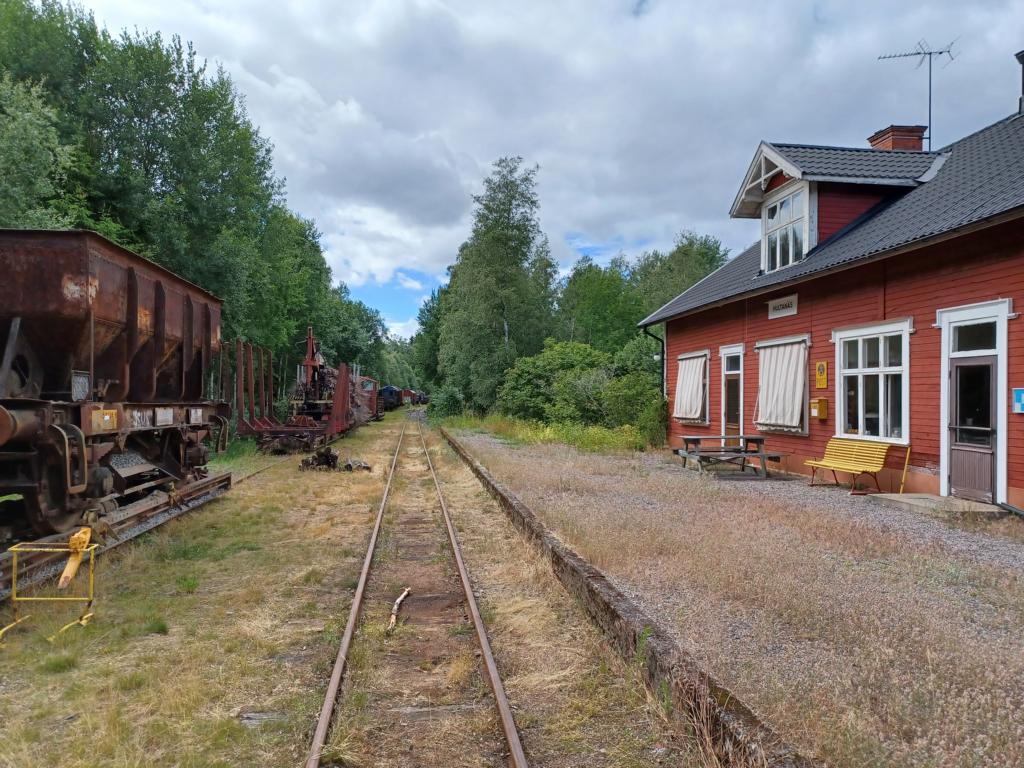 Alte Loks und Waggons am ehemaligen Bahnhof Hultanäs