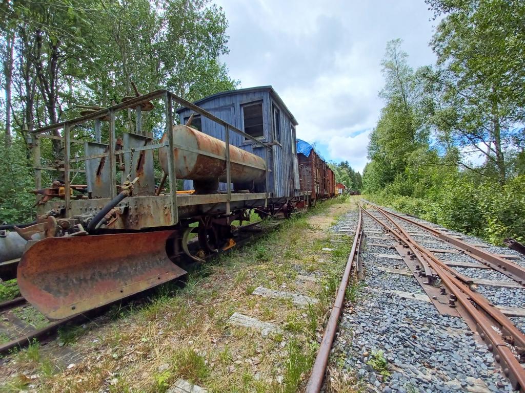 Alte Loks und Waggons am ehemaligen Bahnhof Hultanäs