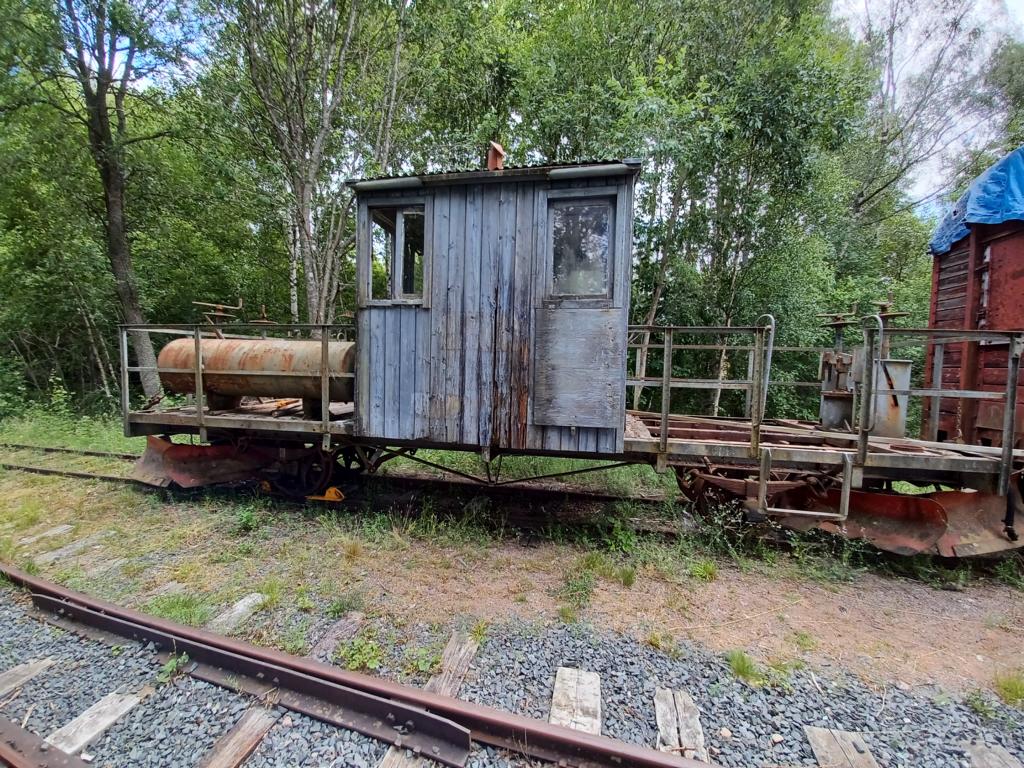 Alte Loks und Waggons am ehemaligen Bahnhof Hultanäs