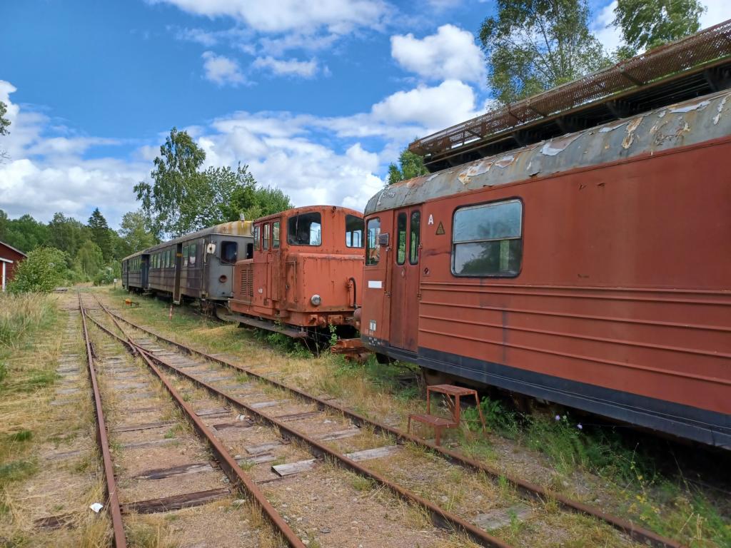 Alte Loks und Waggons am ehemaligen Bahnhof Hultanäs