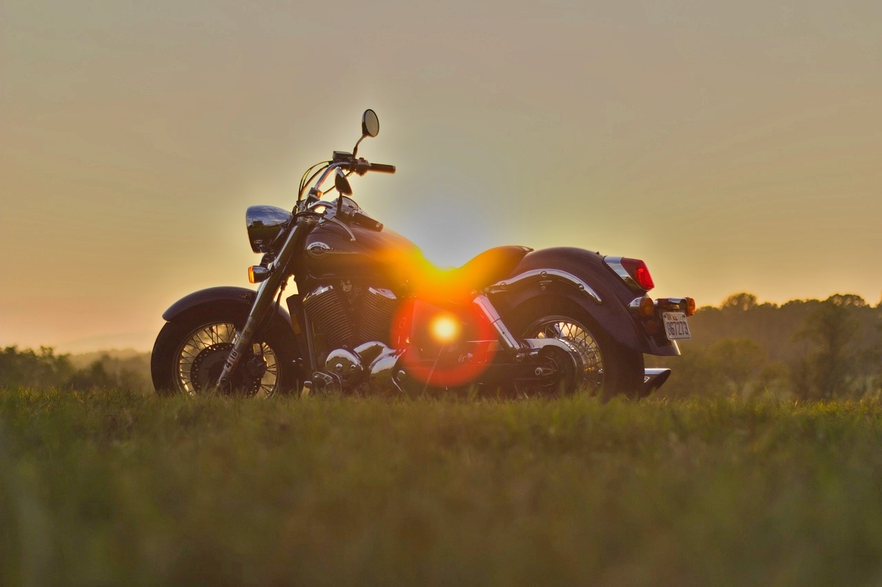 Motorrad im Gegenlich fotografiert Motorrad im Gegenlich fotografiert