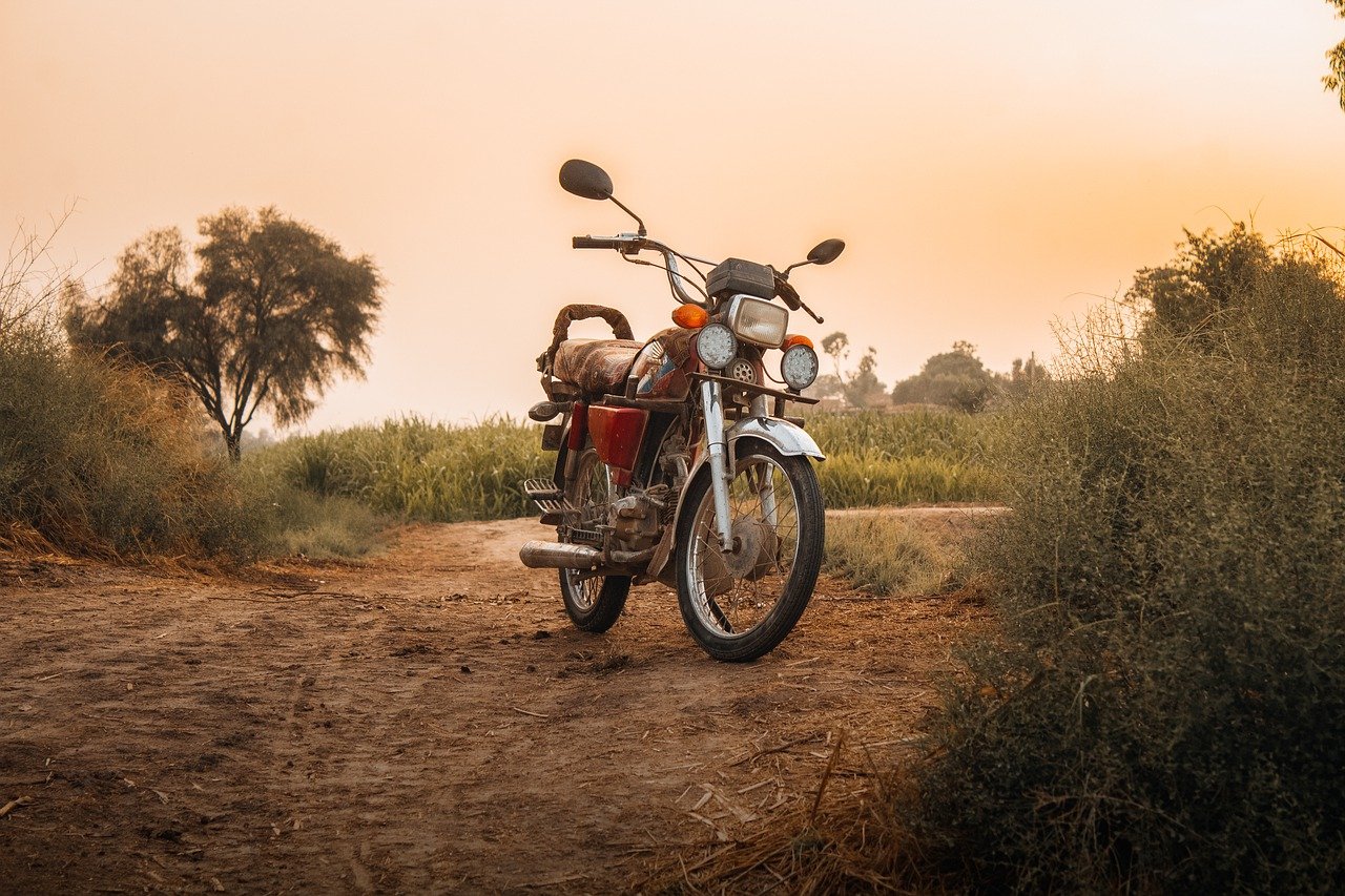 Das Motorrad auf den Seitenständer gestellt und auf Augenhöhe fotografiert Das Motorrad auf den Seitenständer gestellt und auf Augenhöhe fotografiert