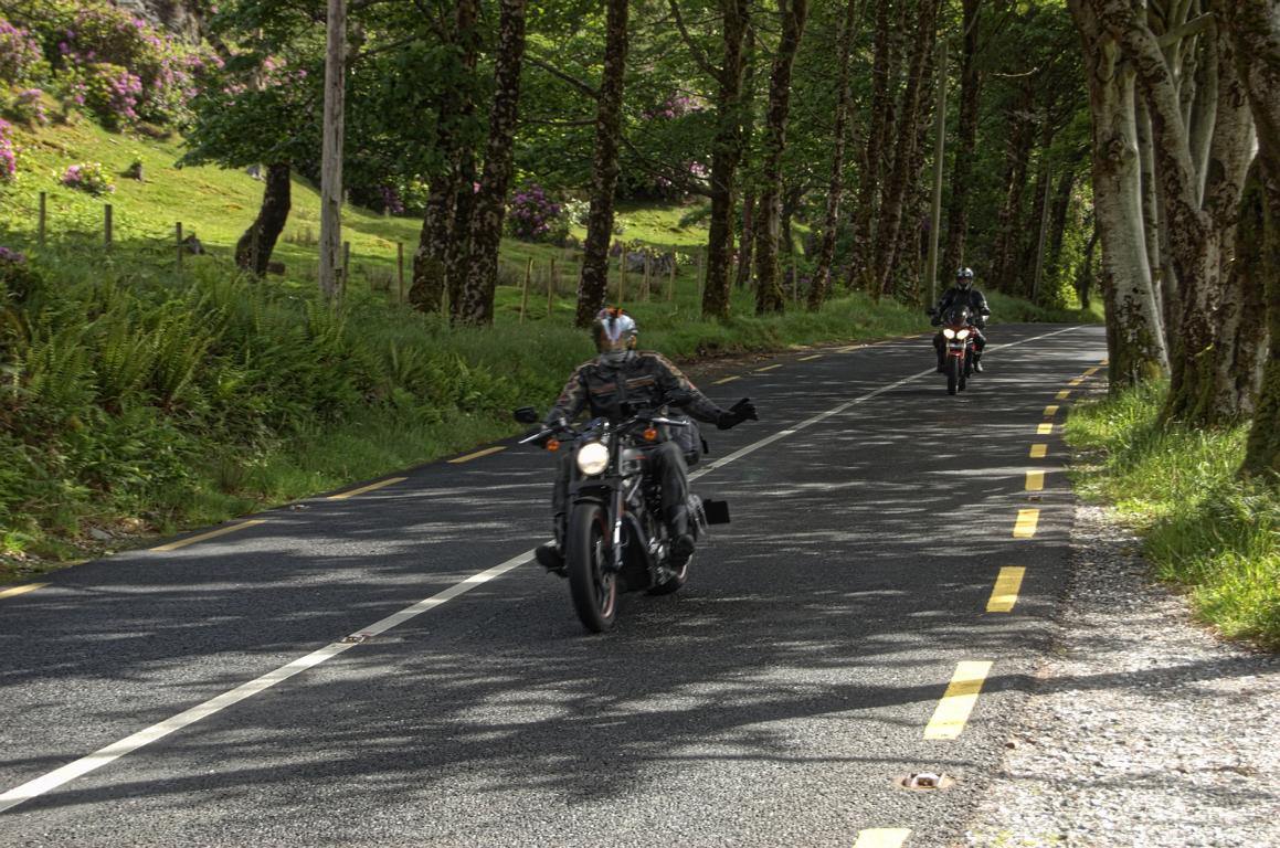 Motorradfahrer grüßen sich!